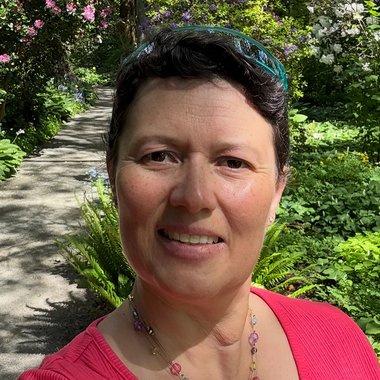 Iris A. - Freelance Social Media Freelancer