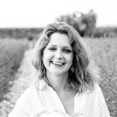 Eva V. - Freelance Graphic Designer