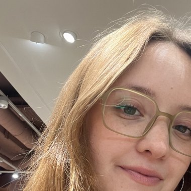 Lara V. - Freelance Brand Designer