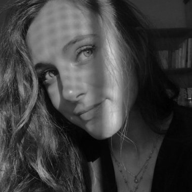 Juliette A. - Freelance Graphic Designer