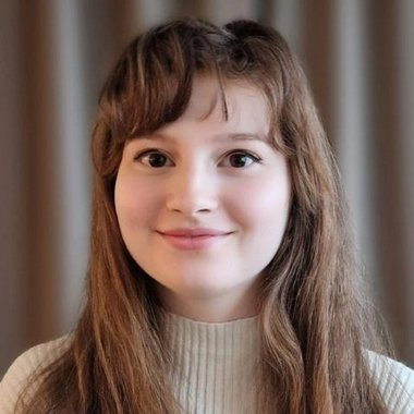 Alexandra S. - Freelance Graphic Designer