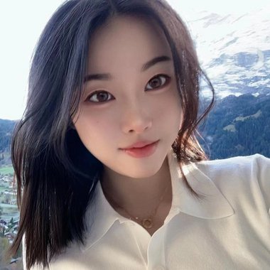 Shelly Z. - Freelance Graphic Designer