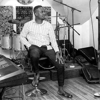 Bluebird S. - Freelance Guitarist
