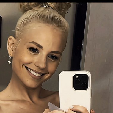 Ashley O. - Freelance Graphic Designer