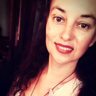 CÉLIA G. - Freelance Copywriter