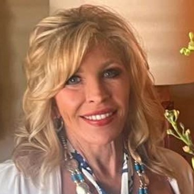 Renee E. - Freelance Social Media Manager
