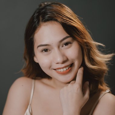 Deia M. - Freelance Graphic Designer