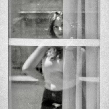 Leonor G. - Freelance Graphic Designer