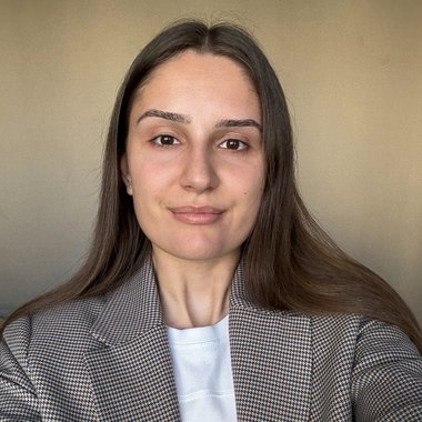 Emili I. - Freelance Graphic Designer