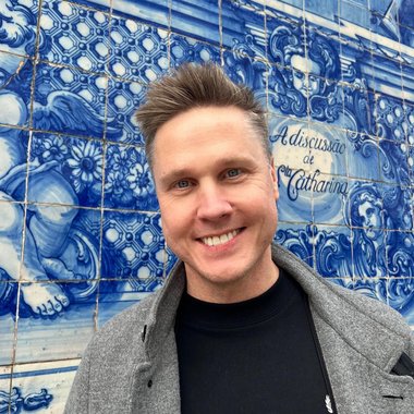 Henrik O. - Freelance Graphic Designer