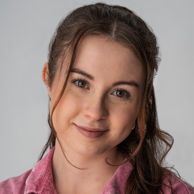 Niamh C. - Freelance Extra