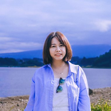 Vivian L. - Freelance Graphic Designer