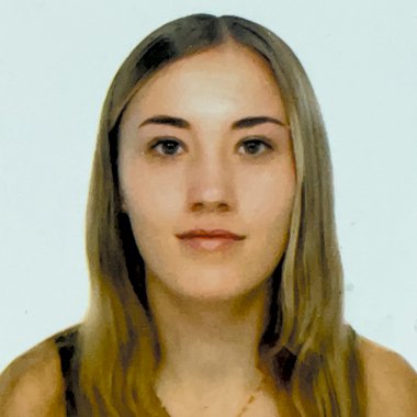 Daniela F. - Freelance Graphic Designer