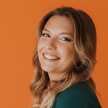 Constança C. - Freelance Graphic Designer