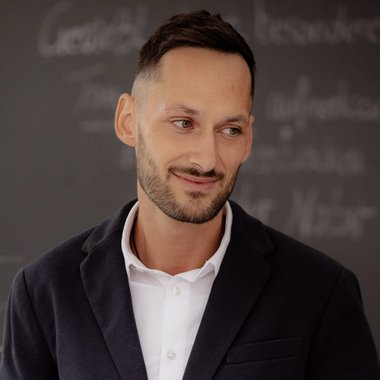 Bernhard R. - Freelance Writer