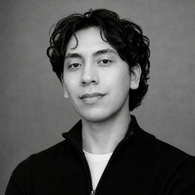 Roberto R. - Freelance Graphic Designer