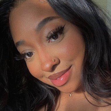 Veronica W. - Freelance Brand Designer