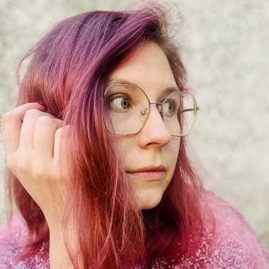 Anna L. - Freelance Logo Designer