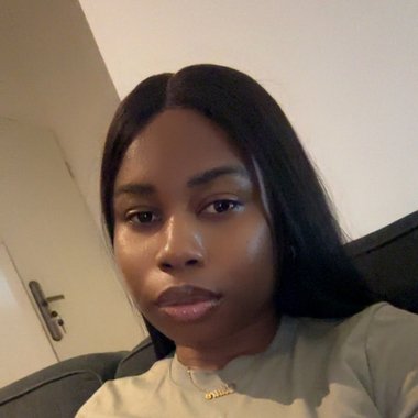 Claire N. - Freelance Community Manager