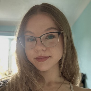 Jasmine W. - Freelance Graphic Designer