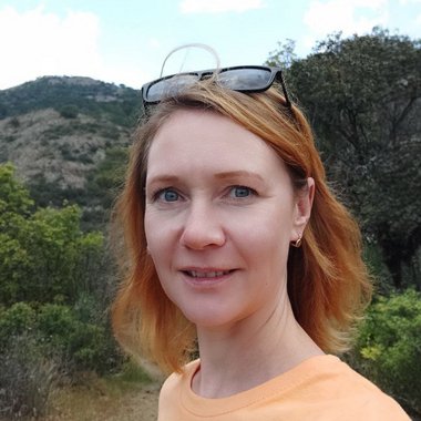 Ekaterina V. - Freelance Graphic Designer
