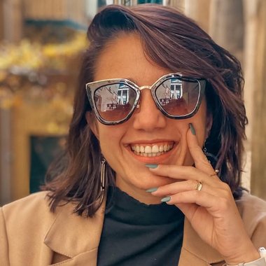 Mariana V. - Freelance Designer