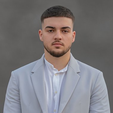 Melsi R. - Freelance Brand Designer