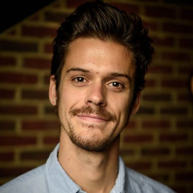 Lorenzo R. - Freelance Graphic Designer
