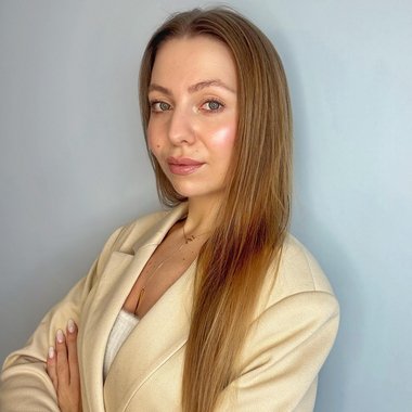 Izabela D. - Freelance Hair And Makeup