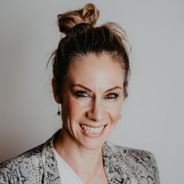 Yvonne B. - Freelance Designer