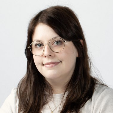 Cinthia L. - Freelance Graphic Designer