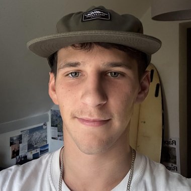 Edward W. - Freelance Logo Designer