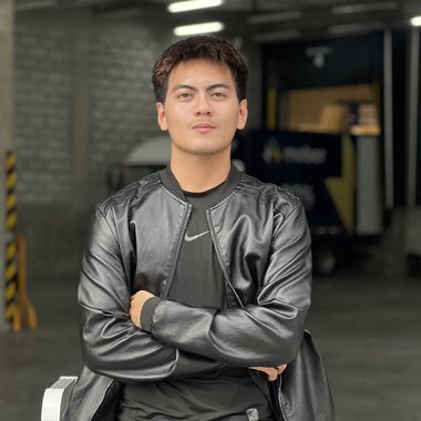 Mar R. - Freelance Graphic Designer