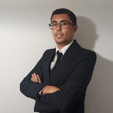 Leandro - Freelance Graphic Designer