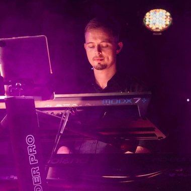 Jonny L. - Freelance Musician