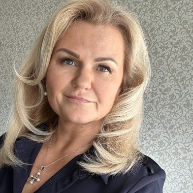 Dali D. - Freelance Graphic Designer