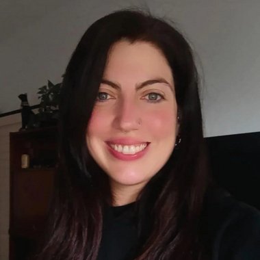Yamila V. - Freelance Graphic Designer