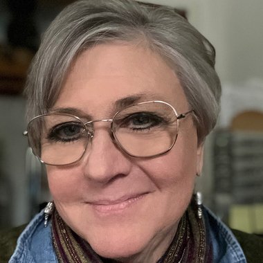 Cindy - Freelance Graphic Designer