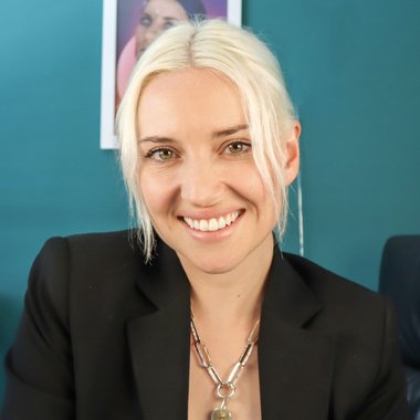 Anneke L. - Freelance Brand Designer