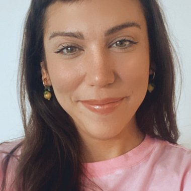 Sofía R. - Freelance Graphic Designer