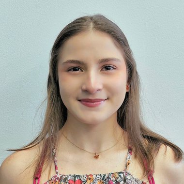 Yenly M. - Freelance Designer