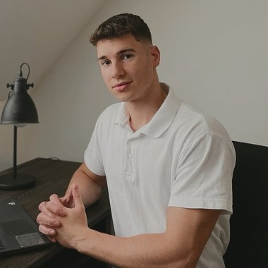 Balazs V. - Freelance Growth Marketer