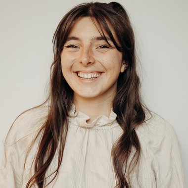 Flavie P. - Freelance Graphic Designer