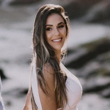 NATHÁLIA V. - Freelance Designer