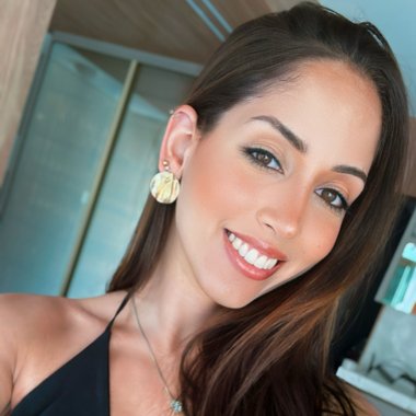 Elen A. - Freelance Brand Designer