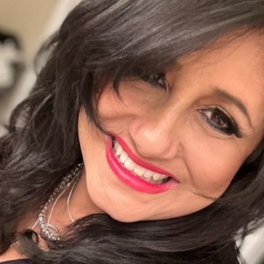 LISALYNN A. - Freelance Graphic Designer