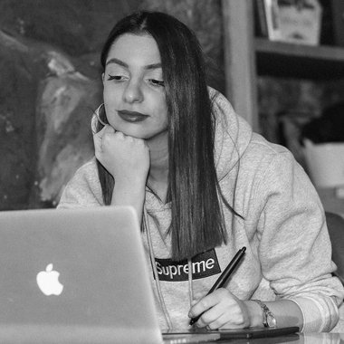 Tamara - Freelance Graphic Designer