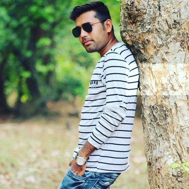 VICKY S. - Freelance Graphic Designer