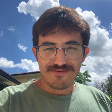 Simone - Freelance Graphic Designer