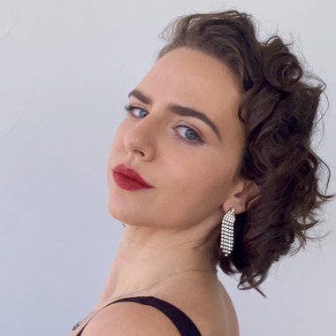 Elisabeta R. - Freelance Voiceover Artist